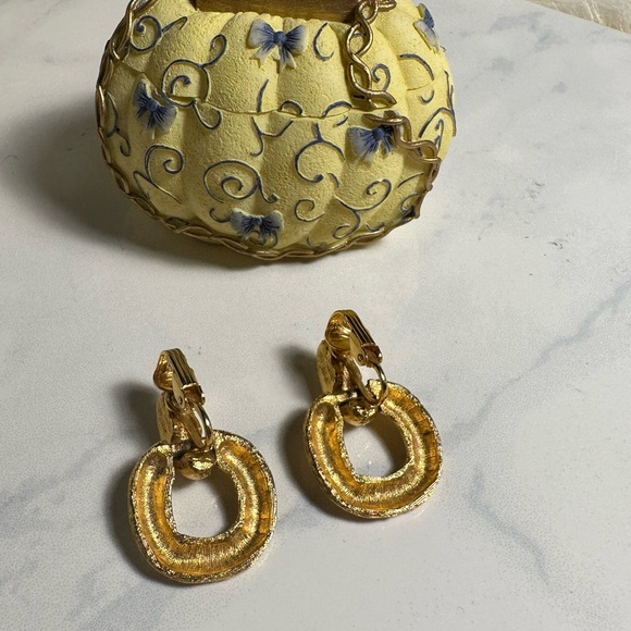 Vintage Gold Tone Door Knocker’s Earrings Clip On - Picture 4 of 7
